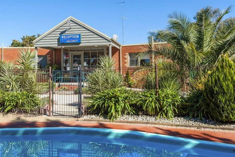 COMFORT INN COACH AND BUSHMANS - Southport Accommodation 0