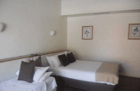 Burkes Hotel Motel - Southport Accommodation 0