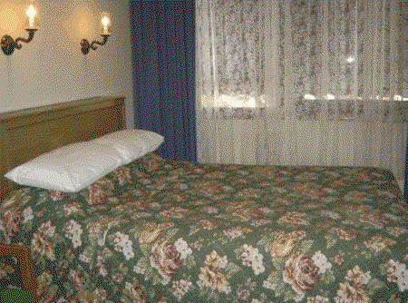 Burkes Hotel Motel - Southport Accommodation 3