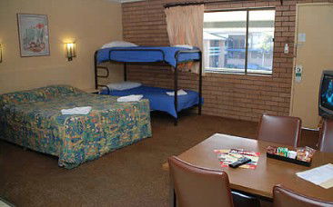Oasis By The Lake - Southport Accommodation 0