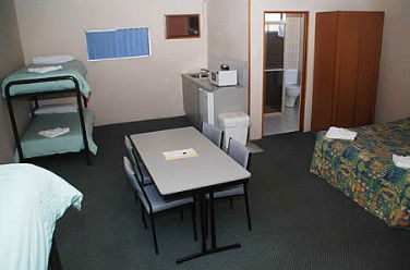 Oasis By The Lake - Southport Accommodation 3