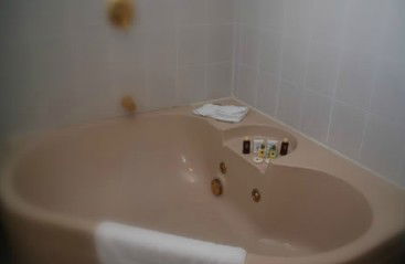Oasis By The Lake - Southport Accommodation 4