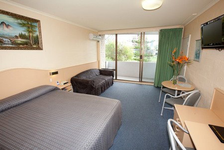 Palm Court Motor Inn - Southport Accommodation 1