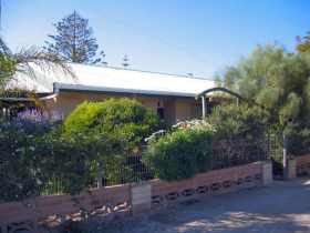 Smoky Bay Seaside Cottage - Southport Accommodation 0