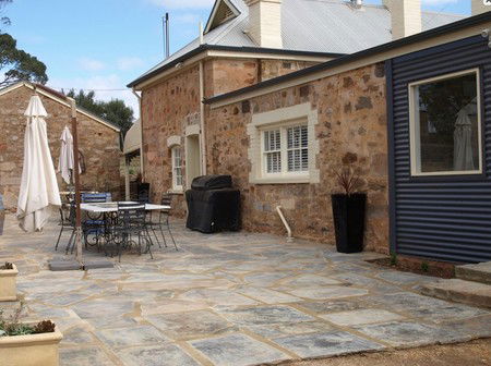 ArtWine Cottages - Southport Accommodation 3