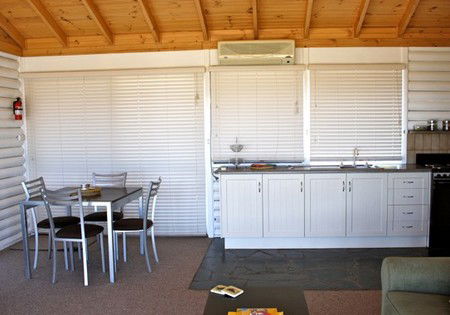 ArtWine Cottages - Southport Accommodation 4