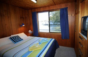 Moving Waters Self Contained Moored Houseboat - Accommodation Southport 6