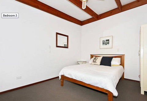 Sea Sand And Scrub Holiday House - Southport Accommodation 2