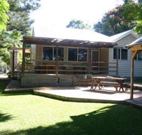 Pine Cottage - Southport Accommodation