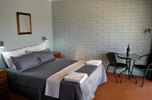 Motel Meneres - Accommodation Southport 2