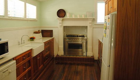 Allwood Cottage - Southport Accommodation 2