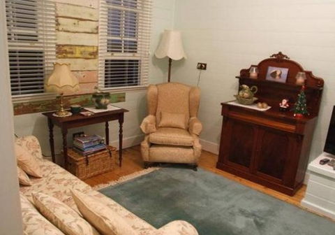 Allwood Cottage - Southport Accommodation 3