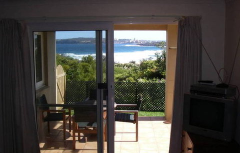 A Beach House Near Manly - Southport Accommodation 2