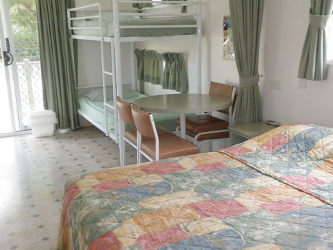 Emerald Cabin And Caravan Village - Accommodation Southport 3