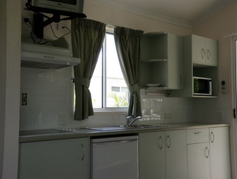 Emerald Cabin And Caravan Village - Accommodation Southport 4