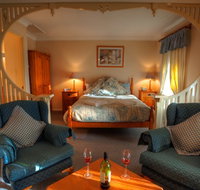 Honeysuckle Cottages and The Rocks Restaurant - Southport Accommodation