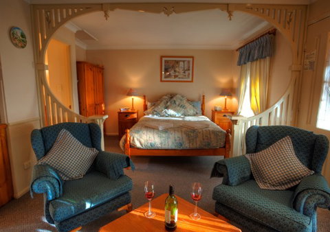 Honeysuckle Cottages And The Rocks Restaurant - Southport Accommodation 0