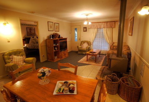 Honeysuckle Cottages And The Rocks Restaurant - Southport Accommodation 2