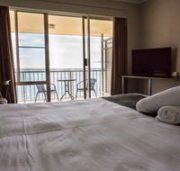 Beachcomber Hotel - Southport Accommodation