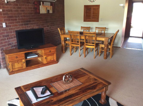 Cleveland Visitor Villas Motel & Shailer Park Garden Villas - Accommodation Southport 0