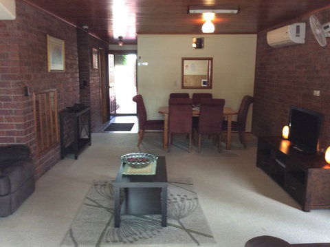 Cleveland Visitor Villas Motel & Shailer Park Garden Villas - Accommodation Southport 8