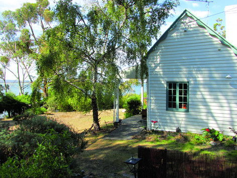VARUNA - Southport Accommodation 6