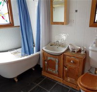 Peck's on Pine Victorian Cottage - Southport Accommodation