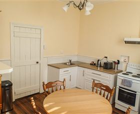 Lambert Cottage Accommodation - Southport Accommodation 5