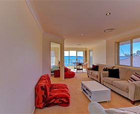 Luxury Waterfront House - Southport Accommodation 4