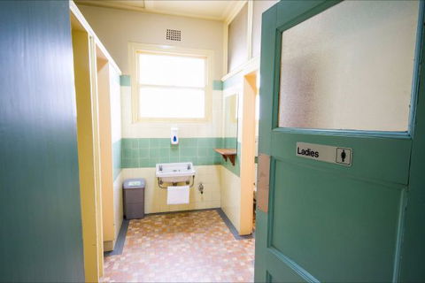 Grand Hotel - Southport Accommodation 9