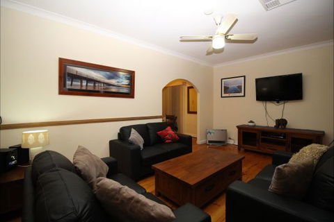 Christies Cottage For Holidays And Relocations. - Accommodation Southport 2
