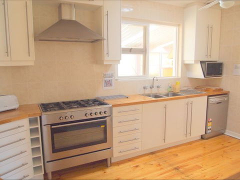 Christies Cottage For Holidays And Relocations. - Accommodation Southport 4