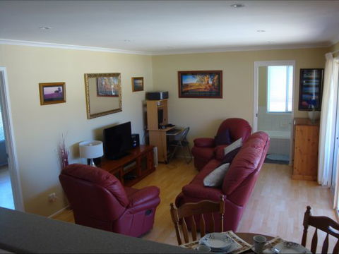 Christies Cottage For Holidays And Relocations. - Accommodation Southport 24