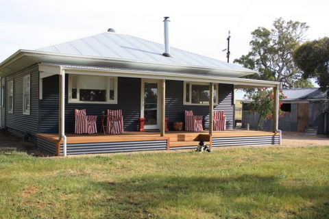 Rabbiter's Hut - Southport Accommodation 1