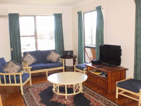 Anchors Aweigh - Southport Accommodation 3
