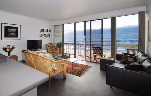 Rivermouth On Kingston Beach - Southport Accommodation 0