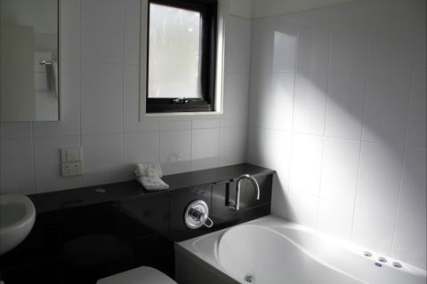 Angala Apartment - Southport Accommodation 6