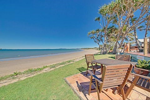 Beachfront Zilzie Holiday Home And Cottage - Southport Accommodation 0