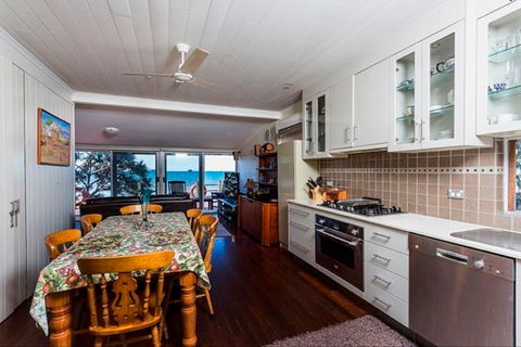 Beachfront Zilzie Holiday Home And Cottage - Southport Accommodation 5