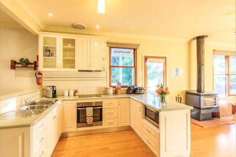 Country House Retreat - Southport Accommodation 1