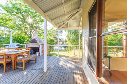 Country House Retreat - Southport Accommodation 9