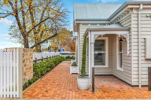 Grandview Accommodation - The Elm Tree Apartments - Accommodation Southport 0