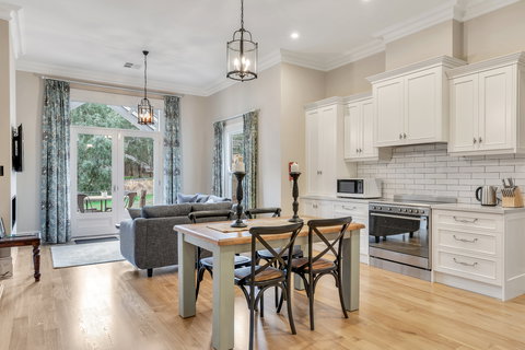 Grandview Accommodation - The Elm Tree Apartments - Accommodation Southport 5