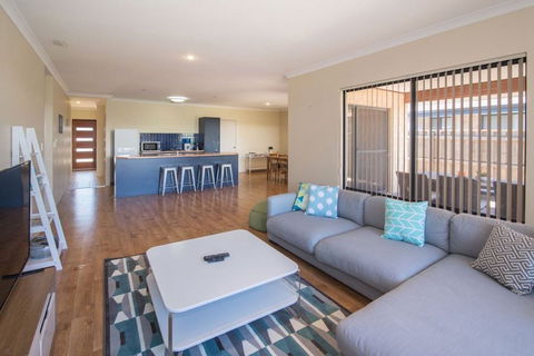 AcrosstheWay - Southport Accommodation 1