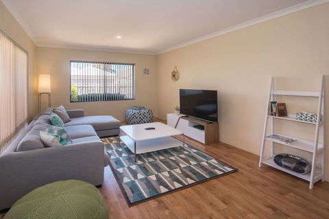 AcrosstheWay - Southport Accommodation 2