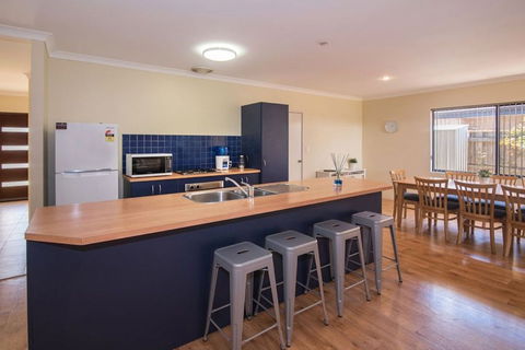 AcrosstheWay - Southport Accommodation 3