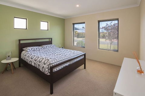 AcrosstheWay - Southport Accommodation 4