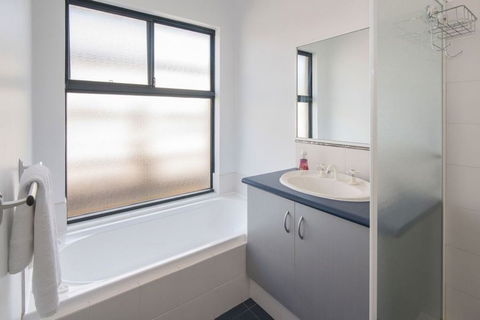 AcrosstheWay - Southport Accommodation 5
