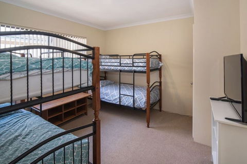 AcrosstheWay - Southport Accommodation 6