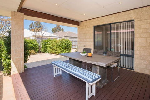 AcrosstheWay - Southport Accommodation 7